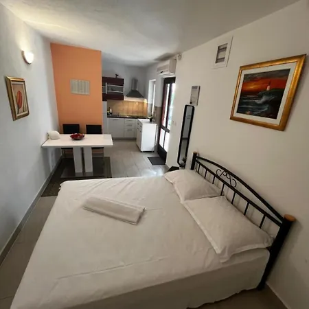 Apartment Vlado - Cosy & Afordable Supetar