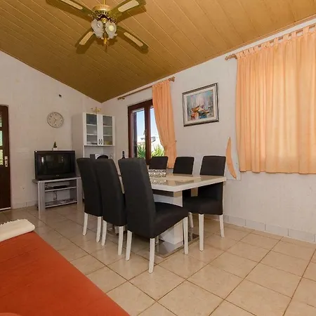Apartment Vlado - Cosy & Afordable Supetar