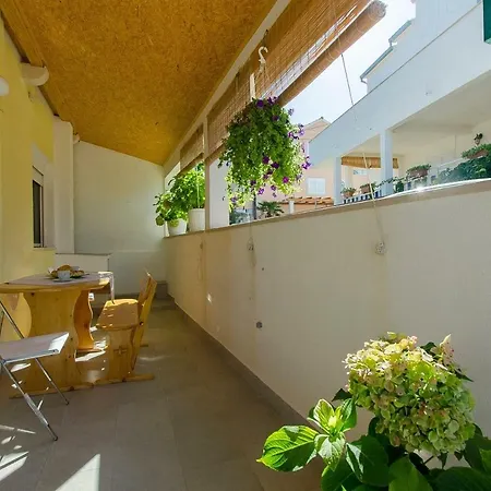 Apartment Vlado - Cosy & Afordable Supetar