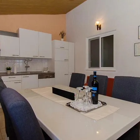Apartment Vlado - Cosy & Afordable Supetar